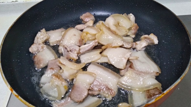 甜椒木耳回锅肉,煸炒出油,肉片微卷。