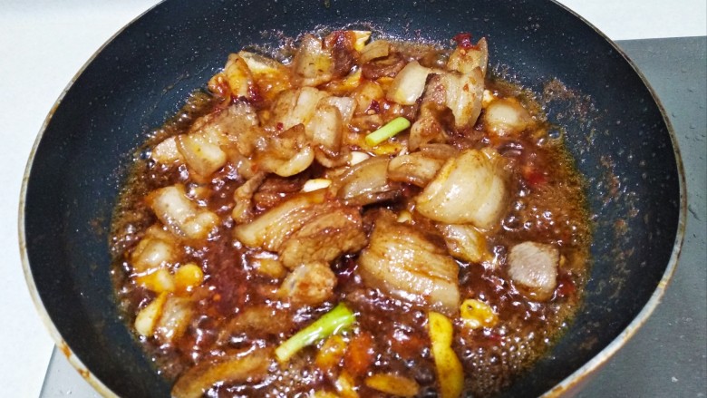 甜椒木耳回锅肉,翻炒10秒后舀出,锅里留底油。