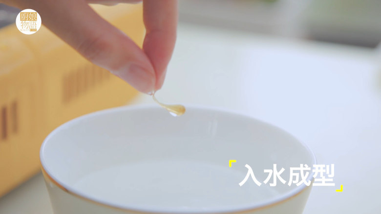 轻松get4款雪梨吃法「厨娘物语」,放入温度计熬至糖的温度到135度左右,关火。(如果没有温度计,可以滴在水里试一下,可以成型就好了)