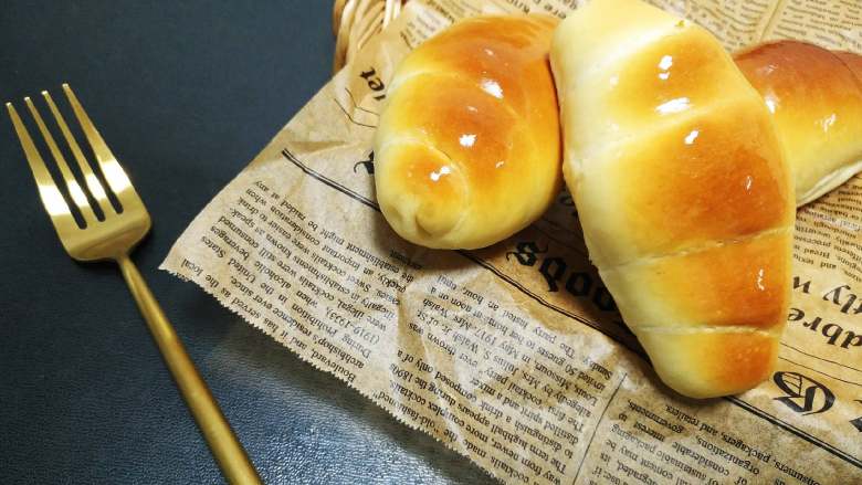 苹果酱面包卷,表面上色均匀后即可出炉,趁热抹油