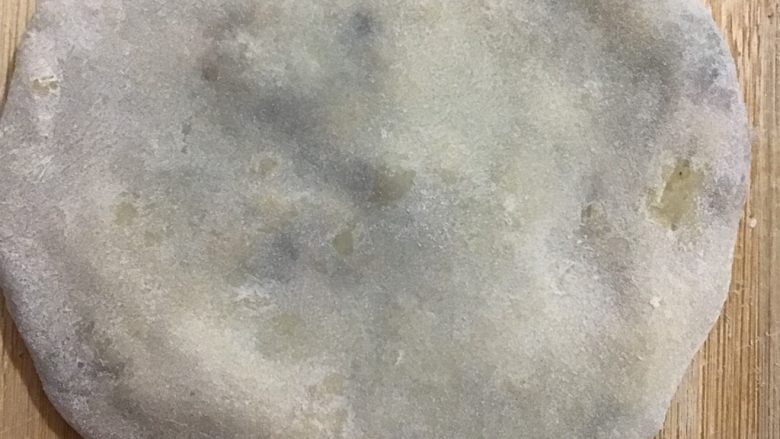 梅干菜肉饼,用擀面杖擀圆