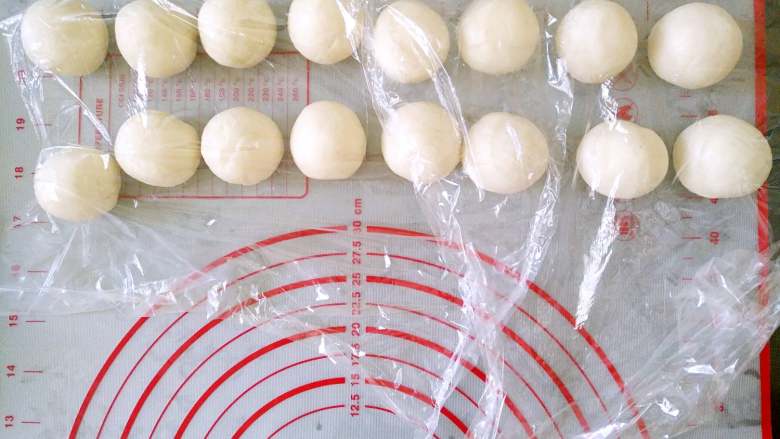 蛋黄酥,滚圆,盖保鲜膜静置15分钟