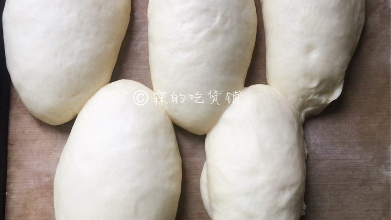 芝士肉松包,发至原来的二倍大(没想到发那么好,空间没留足,大家一定要留足空间,否则成品会不美貌了😉)