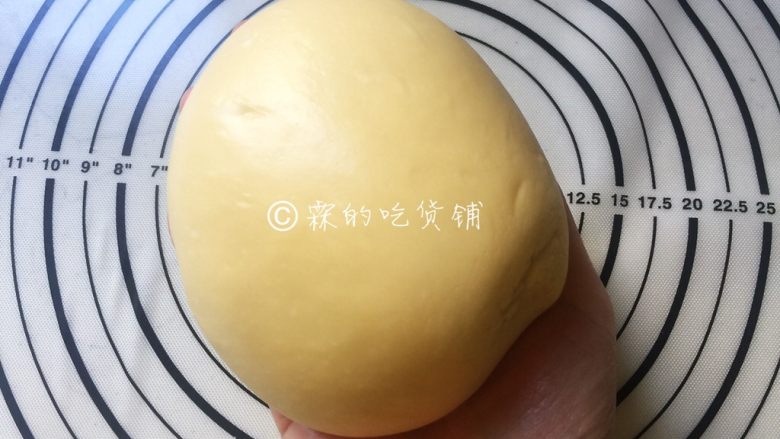 芝士肉松包,取出排气,揉圆
