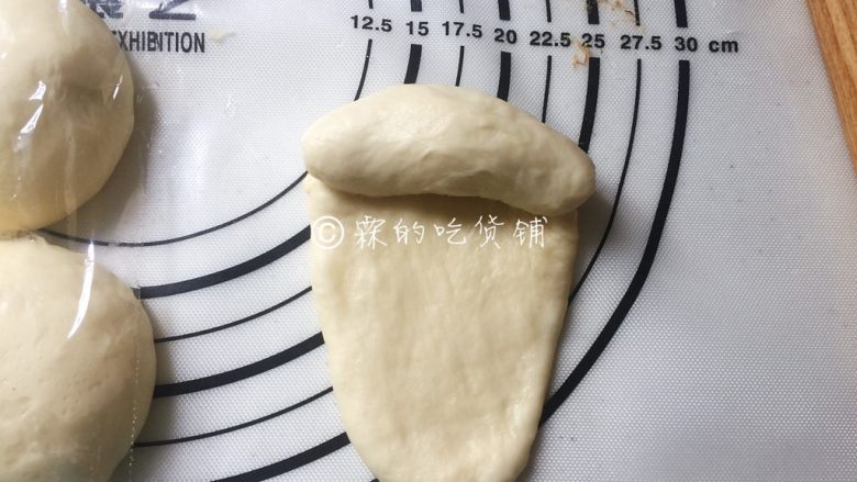芝士肉松包,由上往下卷(卷的时候,将两边稍微往里收)