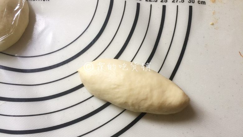 芝士肉松包,卷好,收口,成为一个长椭圆形面团