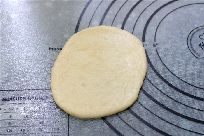 芝麻馅香软小餐包, 取一个小面团,用擀面杖擀薄,剩下的面团要用保鲜膜盖住,防止面团里的水分过早蒸发掉,影响口感;