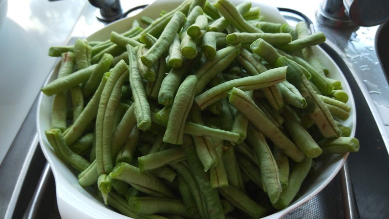 新文美食 五花肉耗油豆角焖面,<a style='color:red;display:inline-block;' href='/shicai/ 3639'>豆角</a>王摘掉根部掐成小段。