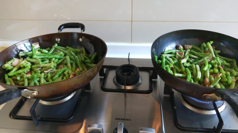 新文美食  五花肉耗油豆角焖面,翻炒均匀。