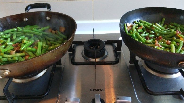 新文美食  五花肉耗油豆角焖面,两个锅同时翻炒均匀。