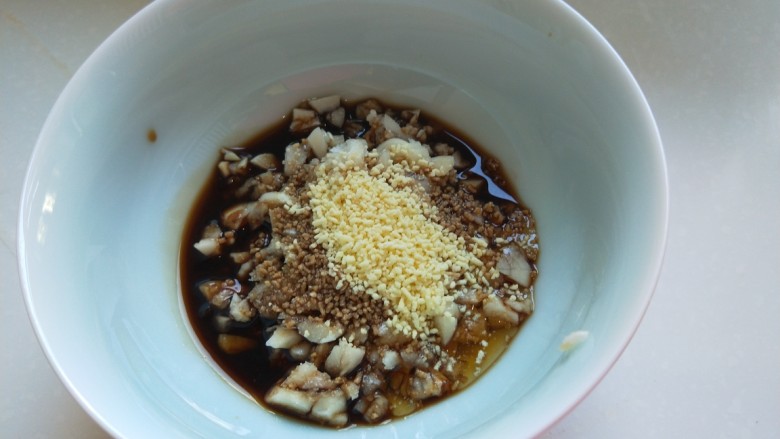新文美食 五花肉耗油豆角焖面,倒入碗中,加适量香醋,鸡精,香油。