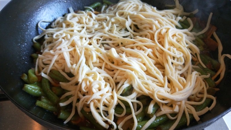 新文美食 五花肉耗油豆角焖面,一锅放入一半手擀面。