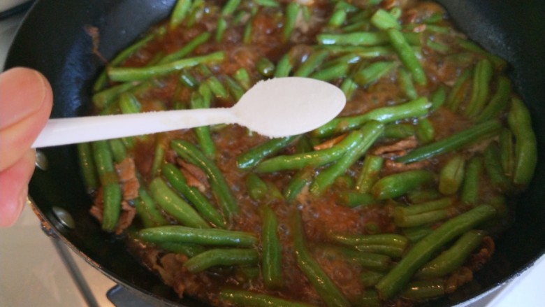 新文美食  五花肉耗油豆角焖面,加入适量盐。