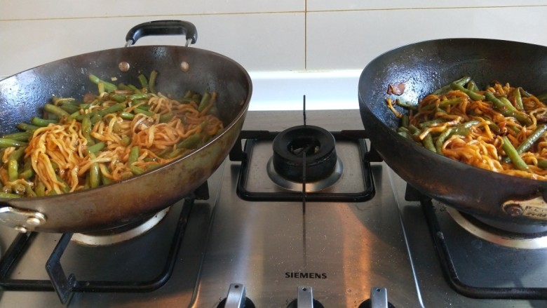新文美食 五花肉耗油豆角焖面,两锅焖面6个人吃,正好吃饱,吃光。