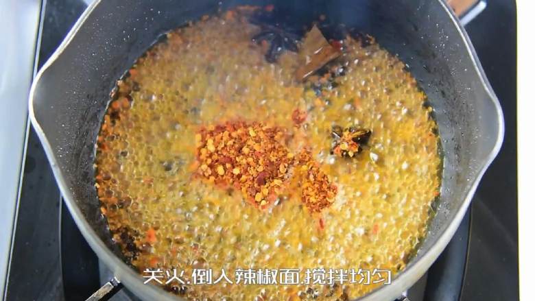 没胃口?辣油金针菇让你食欲大开,关火,倒入<a style='color:red;display:inline-block;' href='/shicai/ 9613'>辣椒面</a>,搅拌均匀。