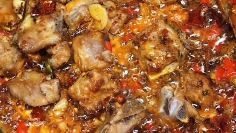 干锅排骨,将葱姜蒜佐料倒入锅中,加一大勺火锅底料,一勺豆瓣,一勺料酒,一点生抽,一勺白糖,炒香。倒入排骨,翻炒均匀