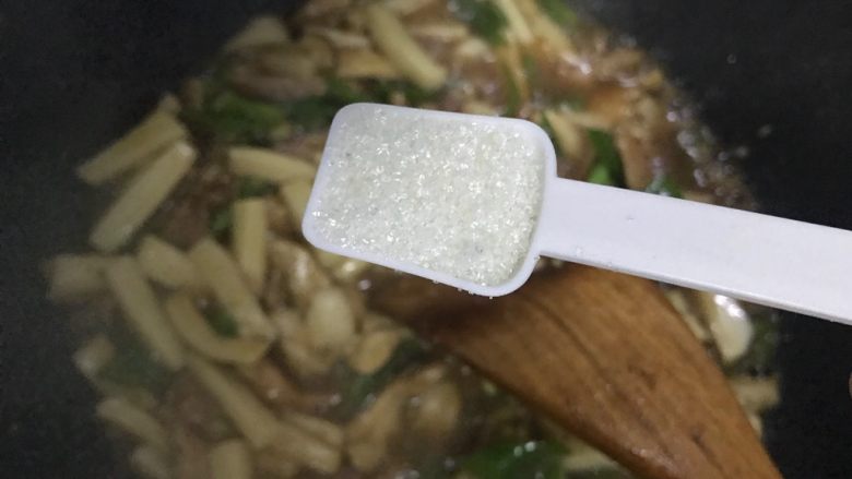 蚝油青椒肉片杏鲍菇,大火收汁,加一小勺细砂糖带出鲜味