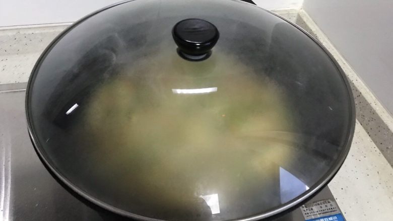 蚝油青椒肉片杏鲍菇,盖上锅盖,转小火焖2.3分钟