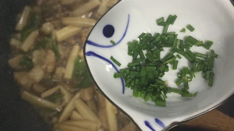 蚝油青椒肉片杏鲍菇,加入小葱,翻炒均匀,即可