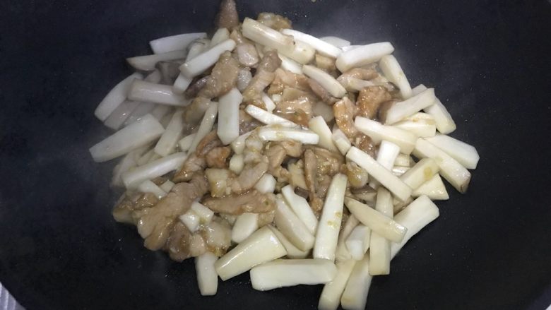 蚝油青椒肉片杏鲍菇,翻炒至杏鲍菇稍稍变软,约摸一分钟的样子