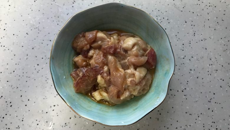 蚝油青椒肉片杏鲍菇,<a style='color:red;display:inline-block;' href='/shicai/ 414'>猪肉</a>洗净之后切成薄片,加适量料酒,生抽,淀粉,细砂糖,滴几滴食用油,抓均匀,腌制备用