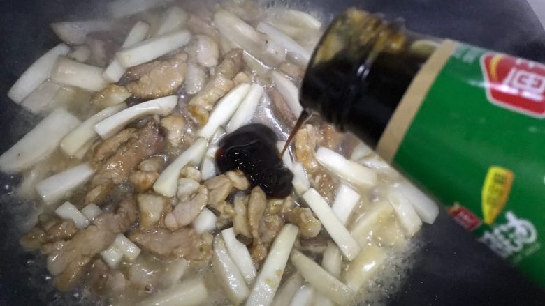 蚝油青椒肉片杏鲍菇,加适量蚝油