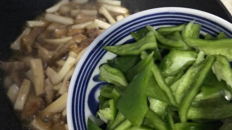 蚝油青椒肉片杏鲍菇,加入青椒，翻炒均匀