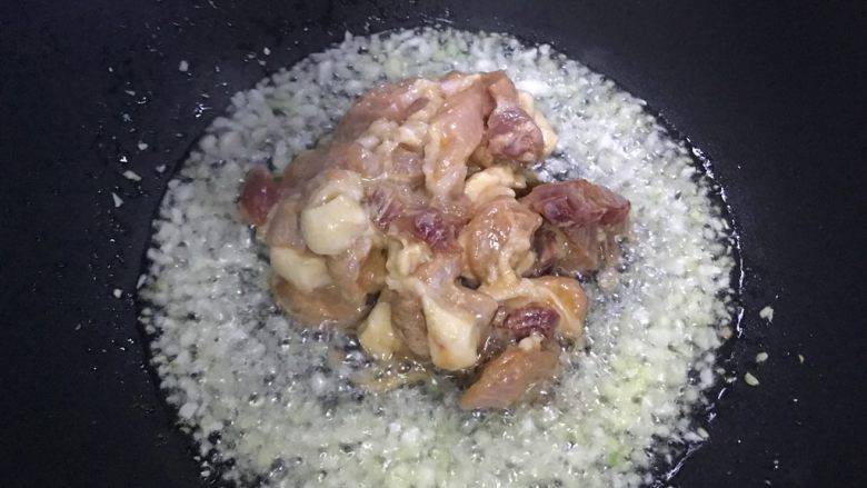 蚝油青椒肉片杏鲍菇,下猪肉片,转中大火
