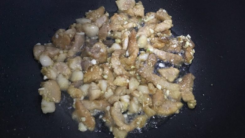 蚝油青椒肉片杏鲍菇,翻炒至猪肉变色