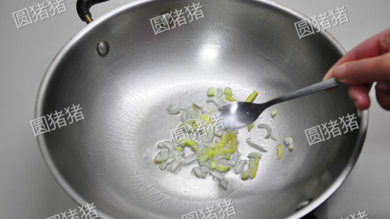 荷塘小炒,炒锅里热油,放入葱姜末炒出香味。