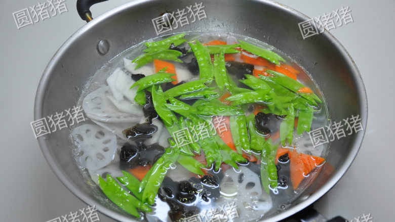 荷塘小炒,再加入黑木耳,荷兰豆氽烫30秒捞起。