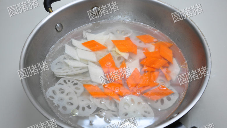 荷塘小炒,锅内烧开一锅水,放入少许盐、油,加入莲藕、山药、胡萝卜氽烫1分钟。