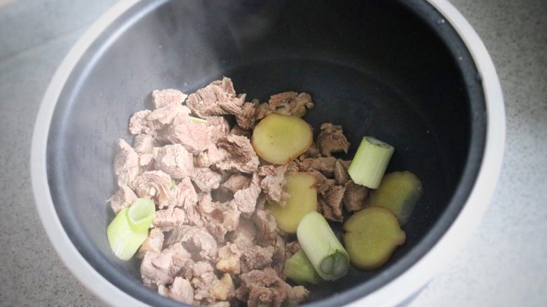 咖喱牛肉粒,将牛肉粒挪至电饭煲内