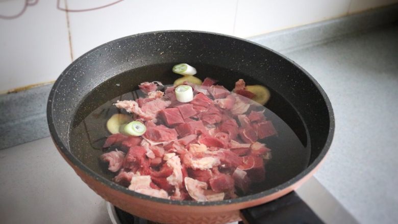 咖喱牛肉粒,将切好的牛肉粒、葱、姜+料酒冷水入锅,煮10分钟,去血水