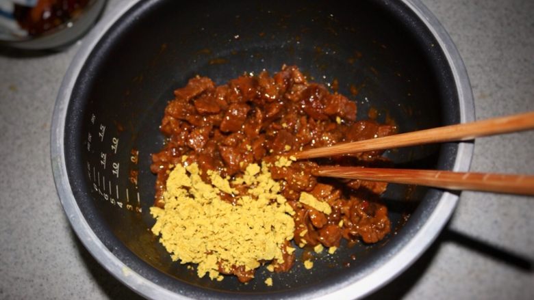 咖喱牛肉粒,将大料等挑出,再将两块咖喱切碎拌入牛肉粒中