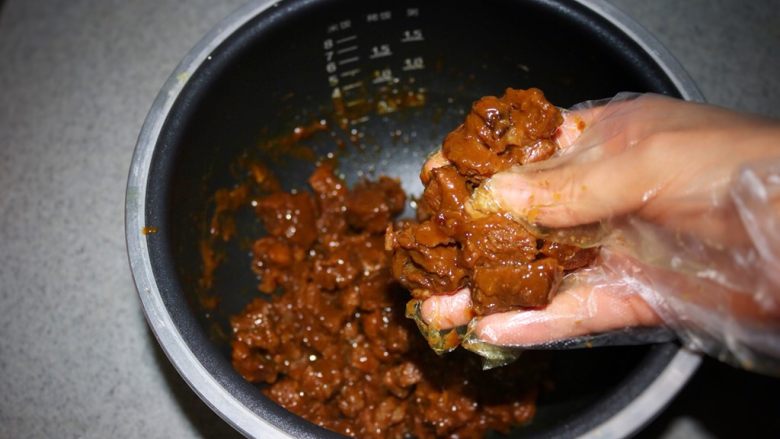 咖喱牛肉粒,待温度降低后用手抓匀