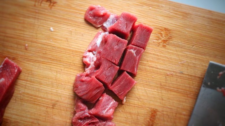 咖喱牛肉粒,再切块 1.5cm高