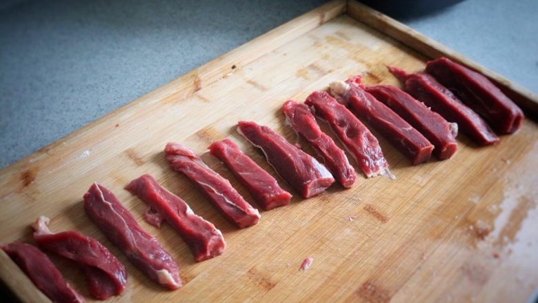 咖喱牛肉粒,牛肉先切条1.5cm宽