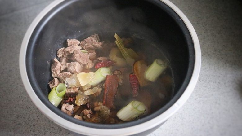 咖喱牛肉粒,加入两勺牛肉汤(煮牛肉的水)+温水,与牛肉齐平即可