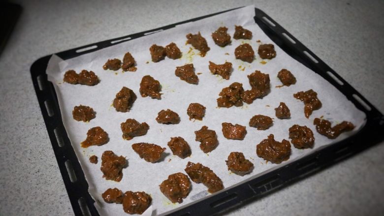 咖喱牛肉粒,将牛肉粒放在烤盘上