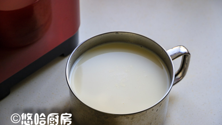 自制原味酸奶,再倒入余下的全部牛奶拌匀,静置一会。