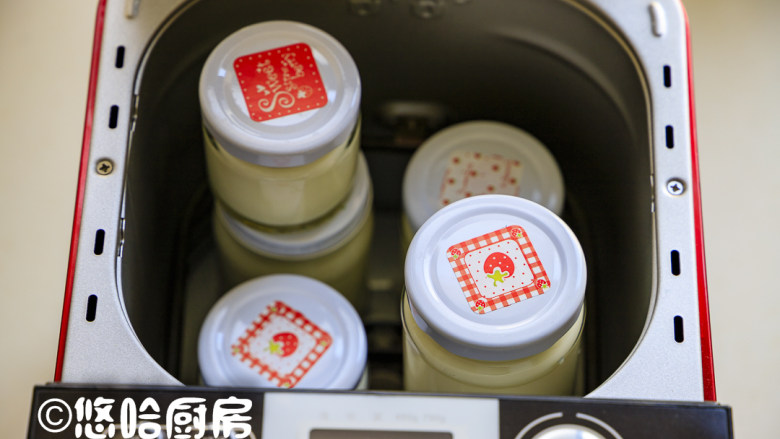 自制原味酸奶,牛奶倒入玻璃瓶中,拧紧瓶盖,不用面包机桶,直接放入面包机中。