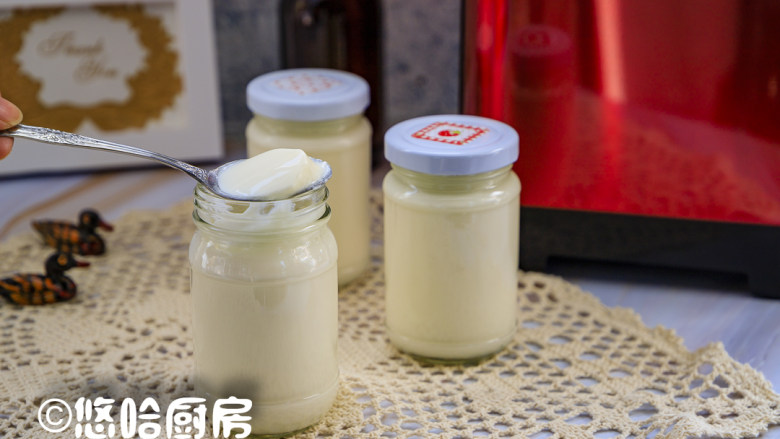 自制原味酸奶,8小时后的酸奶,已经完全凝固,将酸奶放入冰箱中,冷藏钝化后口感效果最好。