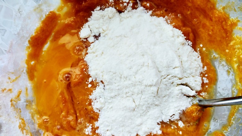 南瓜红枣发糕,分次加面粉,搅拌