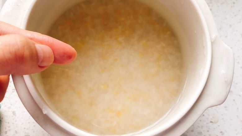 咖喱海苔什锦饭团,加水,水莫过大米约1.5厘米(图中手指比划长度)。