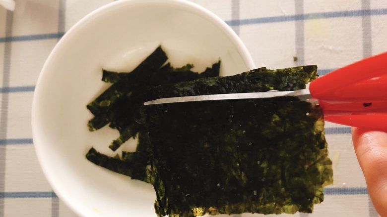 咖喱海苔什锦饭团,取食用海苔。