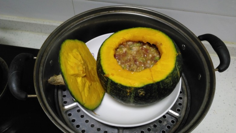 南瓜蒸羊肉,水开后放入蒸锅,中大火蒸25分钟。