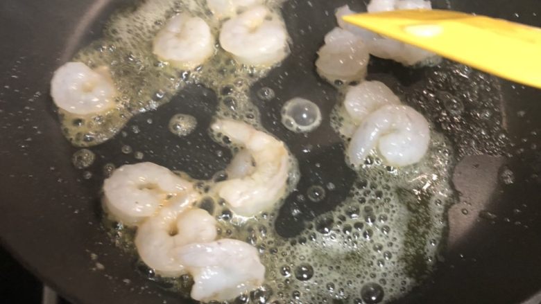 咖喱虾仁,加入虾仁翻炒,虾仁里面的水控掉