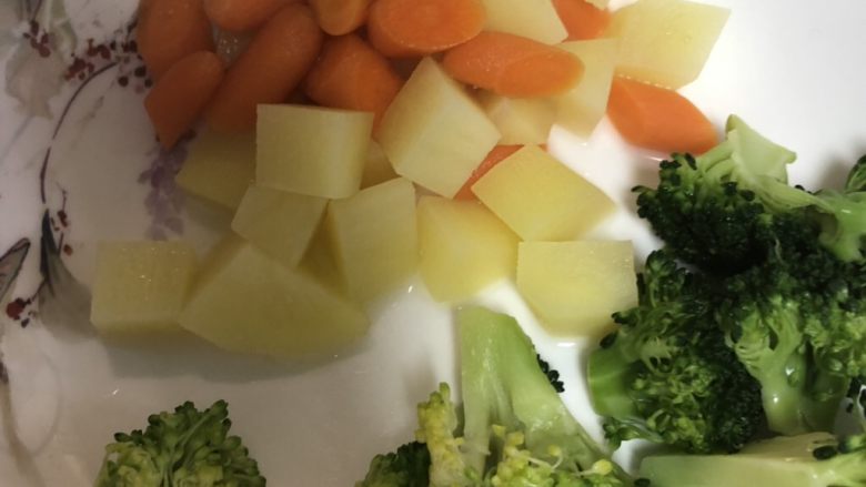 咖喱虾仁,除了虾仁以外,所有材料焯水