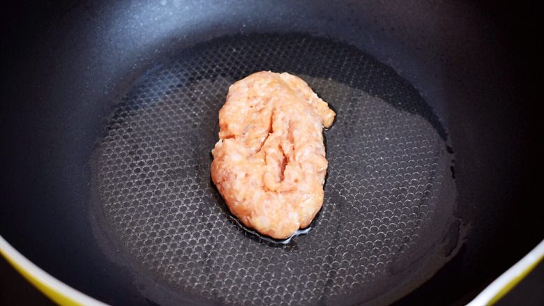 肉末蒸蛋,另起锅倒入少许的食用油烧热,放入肉末翻炒至断生